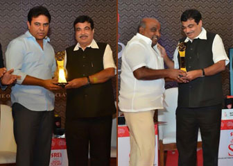 Ministers KT Rama Rao and Jogu Ramanna receiving best performing large state award